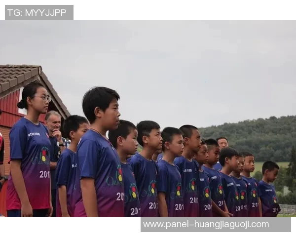 足球运动在促进身心健康和社会交往中的重要意义探讨